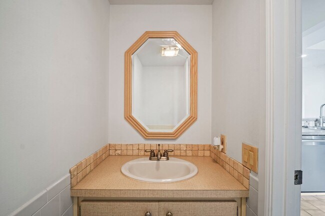 Building Photo - Stunning 2-bedroom, 2-bathroom condo with ...