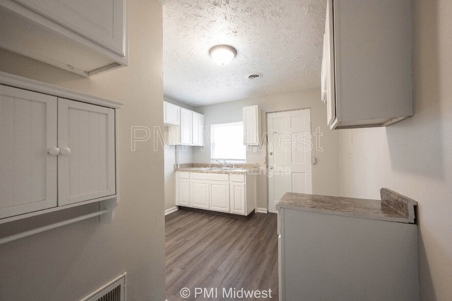 Building Photo - 524 W 23rd St