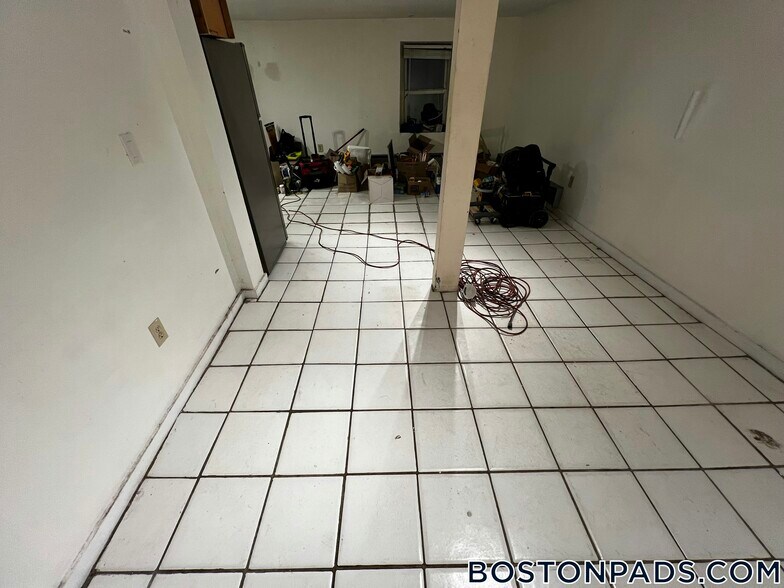 Building Photo - 684 Parker St