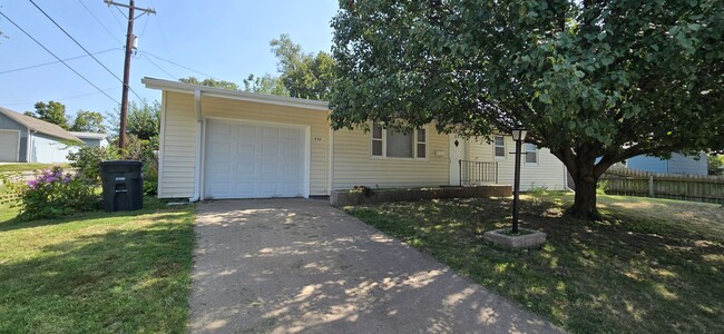 Primary Photo - 3-4 bedroom ranch with attached garage, fe...