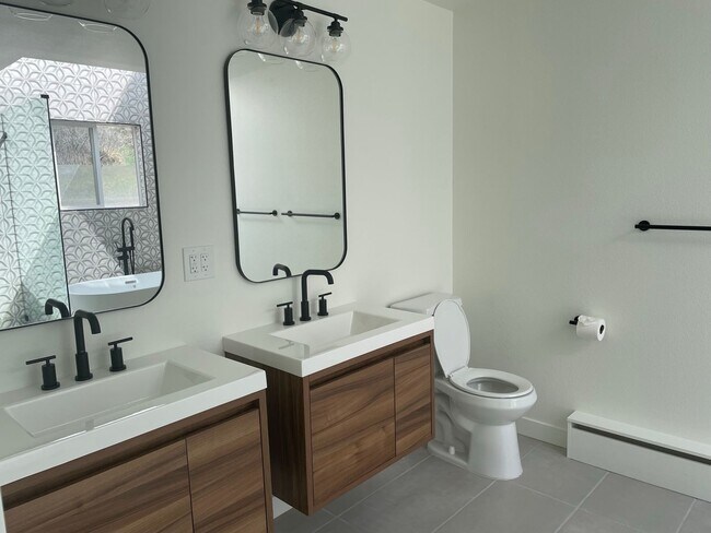 Building Photo - LUX 3BD, 3BA Foothills Home Only 5 Minutes...