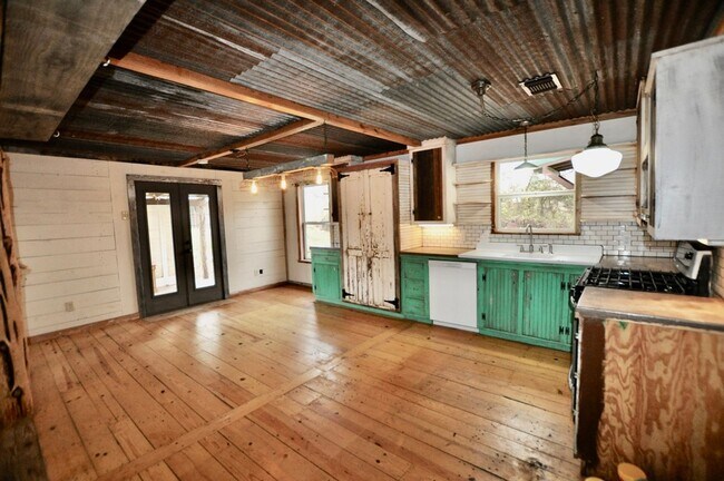 Building Photo - COMING SOON - FOR LEASE! Hard to Find Hors...