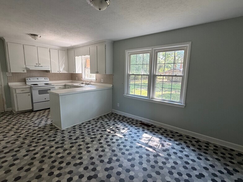 Building Photo - 127 Oak Circle Dr