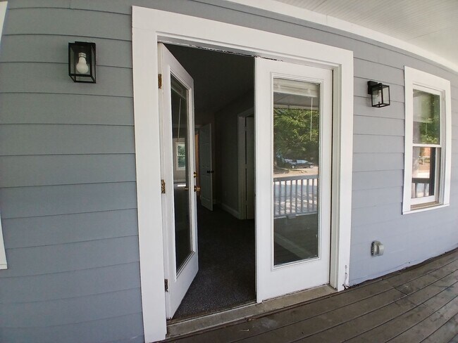 Building Photo - Amazing 3 Bedroom 2.5 Bath! Intown Living at a Price Below Market Off Street Parking