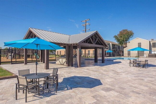 Building Photo - 3125 Crestdale Dr