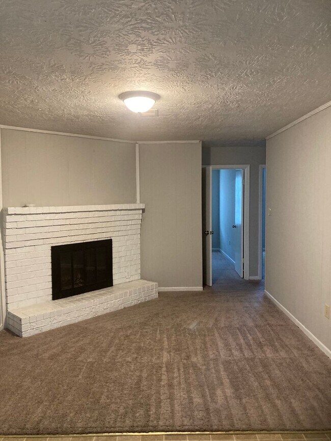 Building Photo - 3 Bedroom 2 Bath House with Double Garage ...