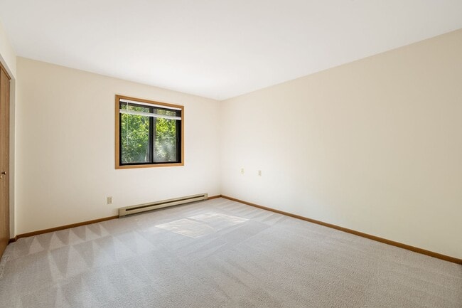 Building Photo - Upper 1 Bedroom 1 Bathroom Apartment Available