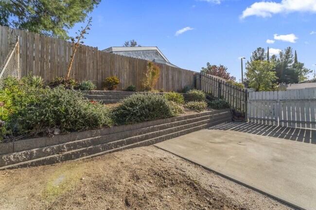 Building Photo - "Charming 2-Bed, 2-Bath Gem with RV Access in Santa Clarita!"