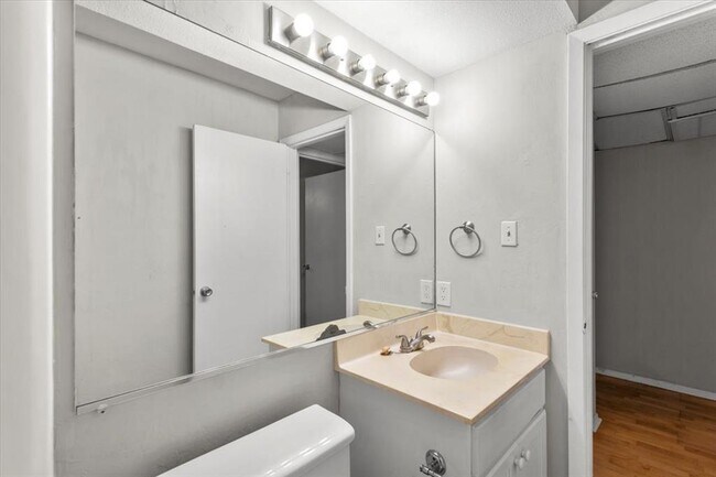 Building Photo - 910 Duncan Ln