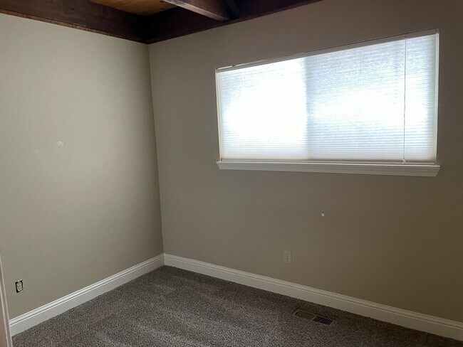 Building Photo - 3 Bed, 2 Bath with Garage - Beautiful Montgomery Estates Chalet off Pioneer Trail