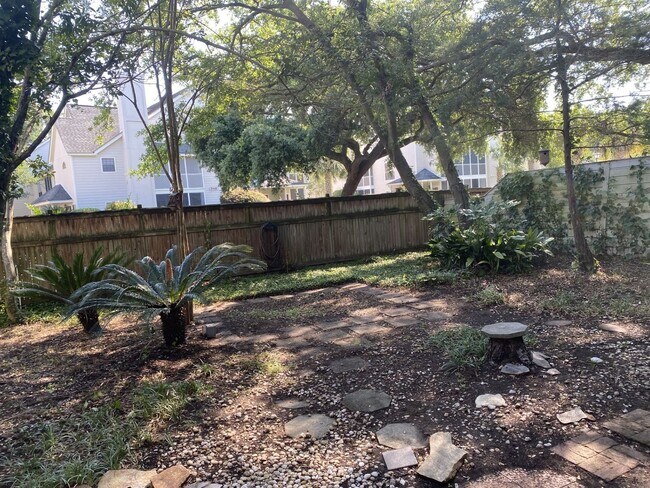 Building Photo - 3 bedroom / 2.5 bath Townhome – Spacious T...