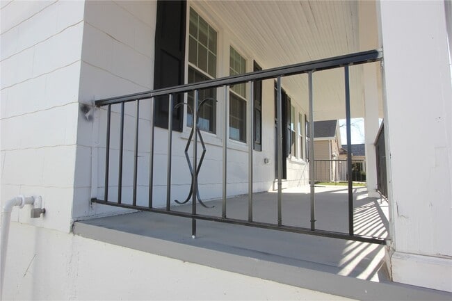 Building Photo - 1034 N Rock Hill Rd