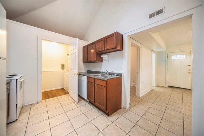 Building Photo - 401 Pauline Blvd