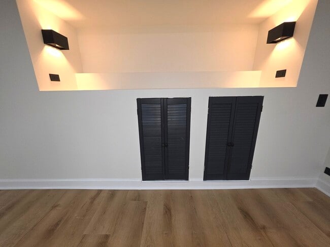 Building Photo - 5251 S Hamlin Ave