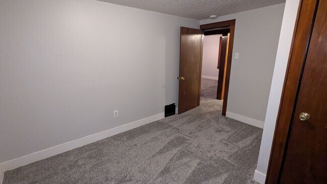 Building Photo - Charming 3-bedroom, 1-bathroom home located in the vibrant city of Akron