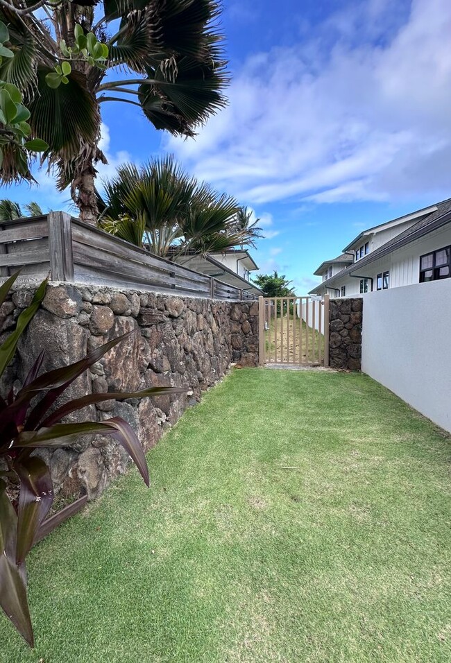 Building Photo - Mid-century modern Kalaheo Ave. Beach side...