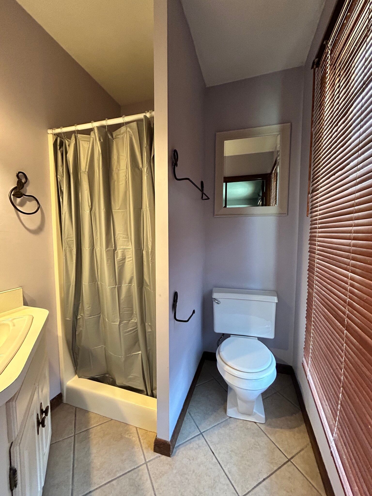 En-suite bathroom - 818 N Timberline Cir W