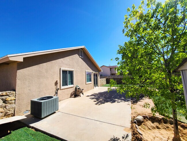 Building Photo - 14336 Desert Sage Dr