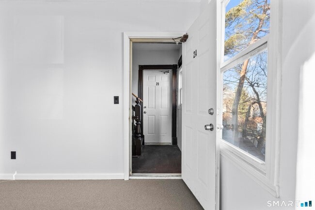 Building Photo - 1380 Bank St