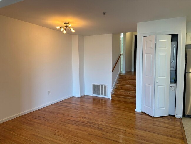 Building Photo - 8911 Riverside Pl