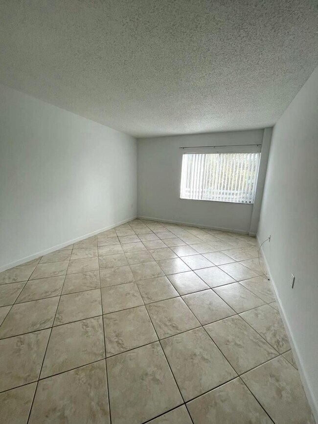 Building Photo - 711 N Pine Island Rd