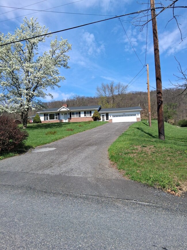Building Photo - 3 BR/2 B  Single Family Home in suburb community of LaVale