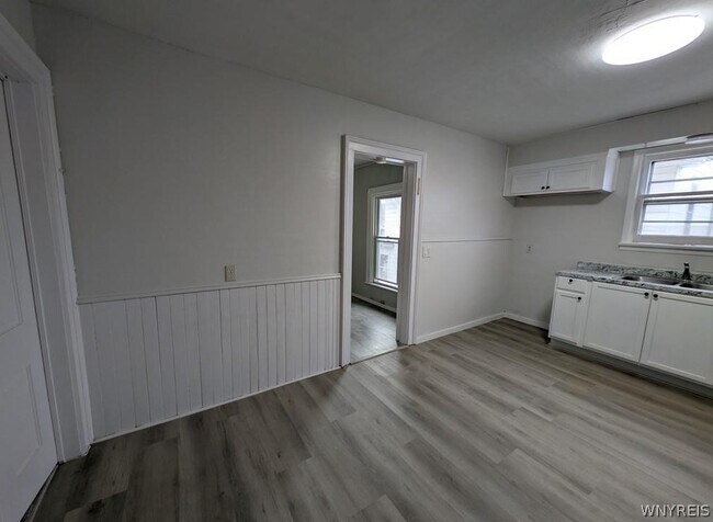 Building Photo - 627 Deer St
