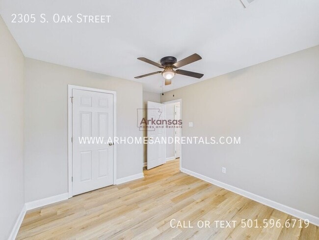 Building Photo - 2305 S Oak St