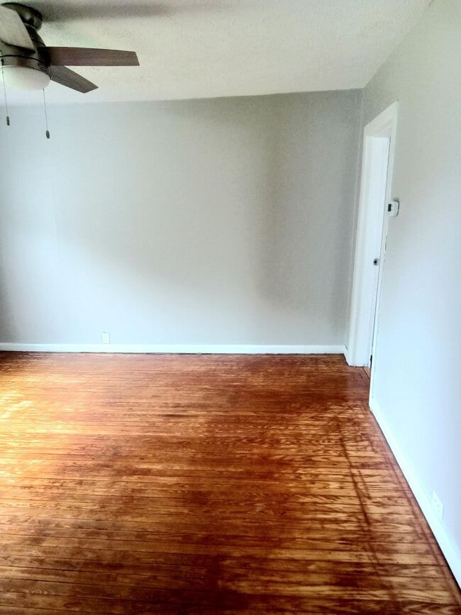 Building Photo - Renovated 2BR, 1 BA Duplex Apartment