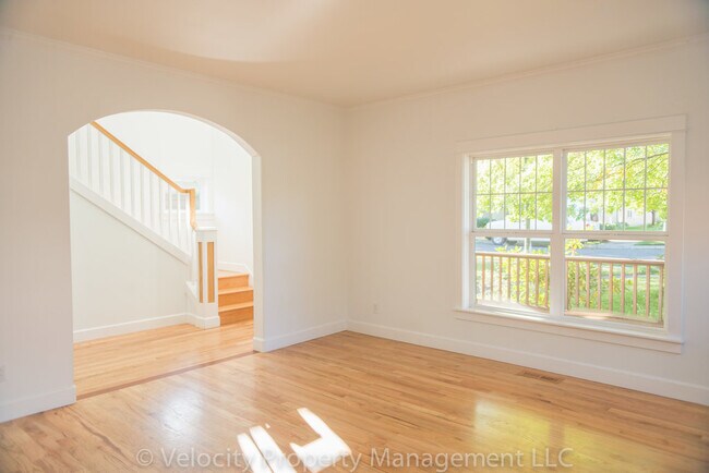 Building Photo - 2954 NE Red Oak Dr