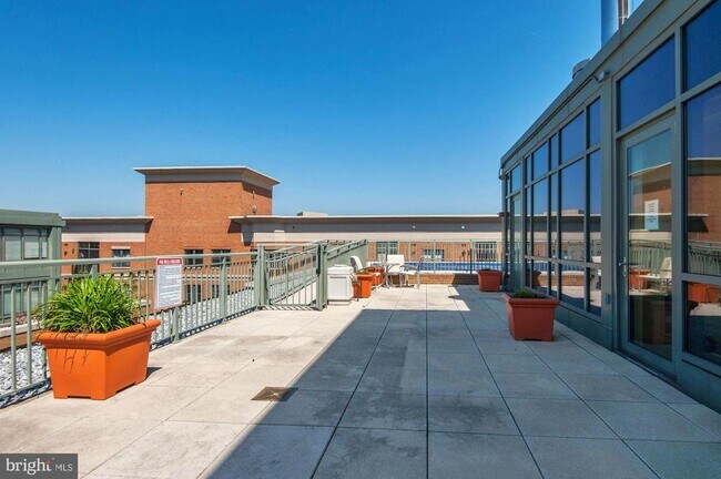 Building Photo - 2425 L St NW