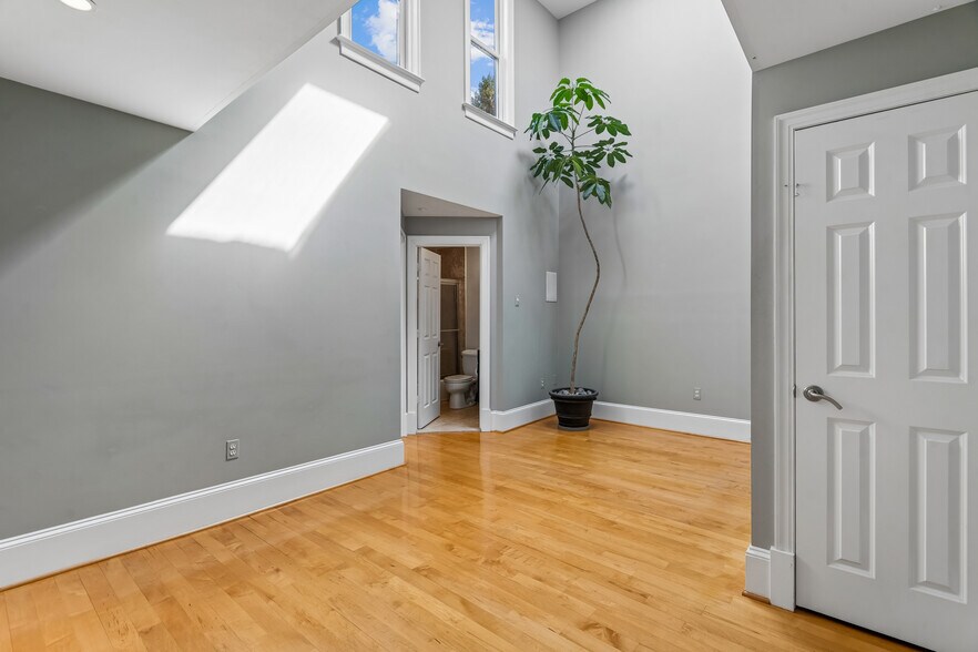 Building Photo - 1343 Q St NW