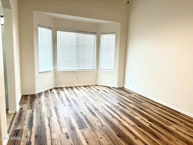 Building Photo - 2432 W Tamarisk Ave