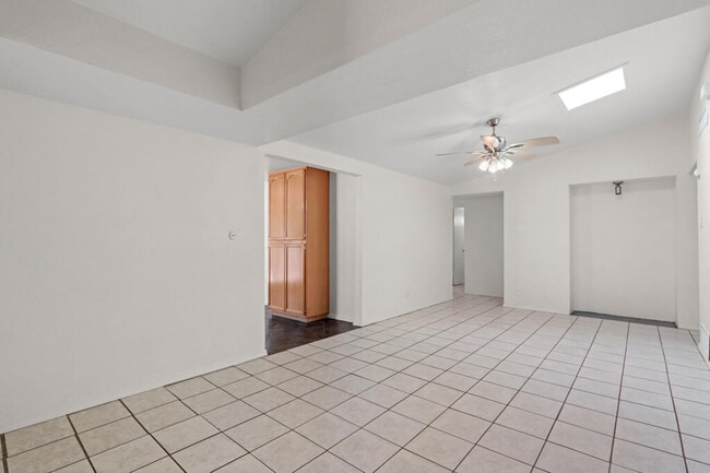Building Photo - 1600 Sumac Dr