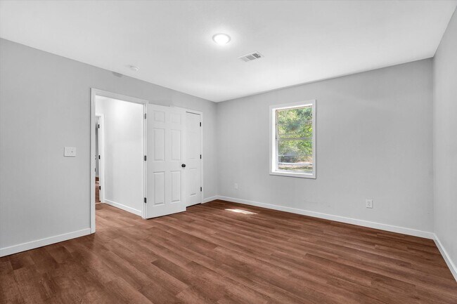 Building Photo - 107 E Elm St