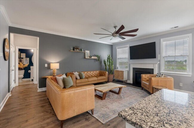 Building Photo - Show stopping 5 bed/3 bath rental in the h...