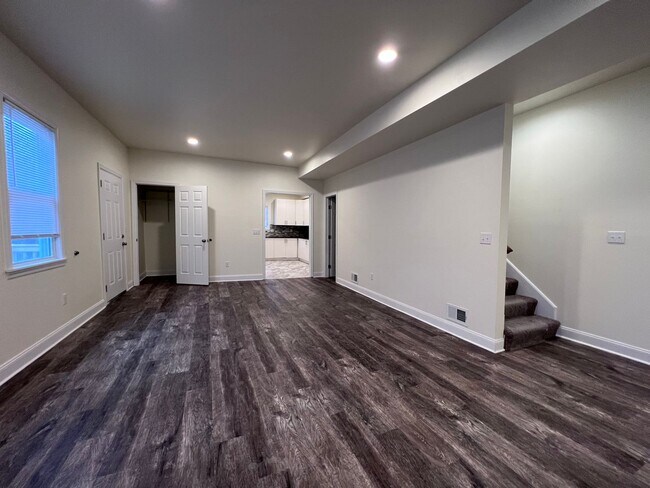 Building Photo - Updated 5BR 3bath house with off street parking!