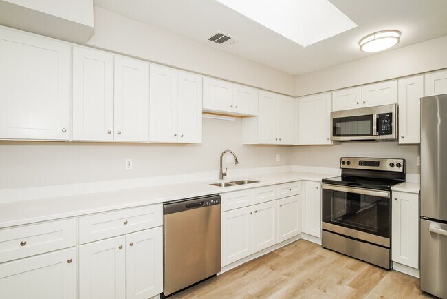 Building Photo - 565 Portland Cir