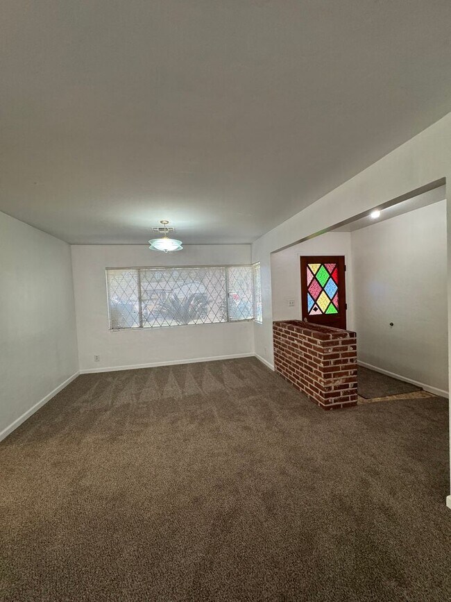 Building Photo - Charming Home Rent Ready !