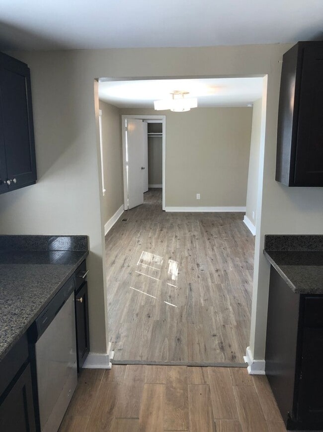 Building Photo - 3 Bedroom cottage overlooking green space ...