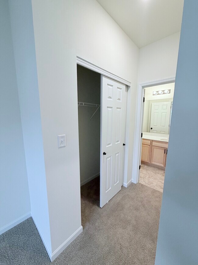 Building Photo - 810 Colony Rdg Ct