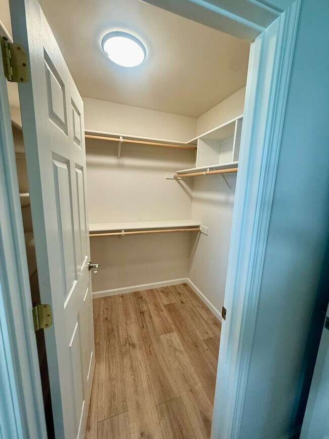 Building Photo - 240 Scholtz Ave