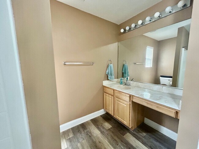 Building Photo - Large 4 Bed, 2.5 bath in Lexington!