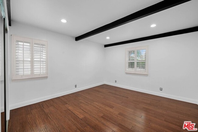 Building Photo - 1126 S Bundy Dr