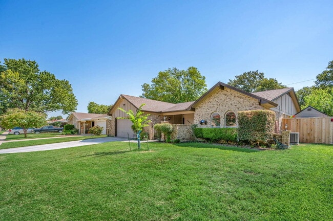 Building Photo - "Beautifully updated 3-Bed 2-Bath home Wit...