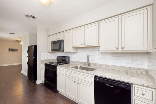 Building Photo - 220 W 31st St