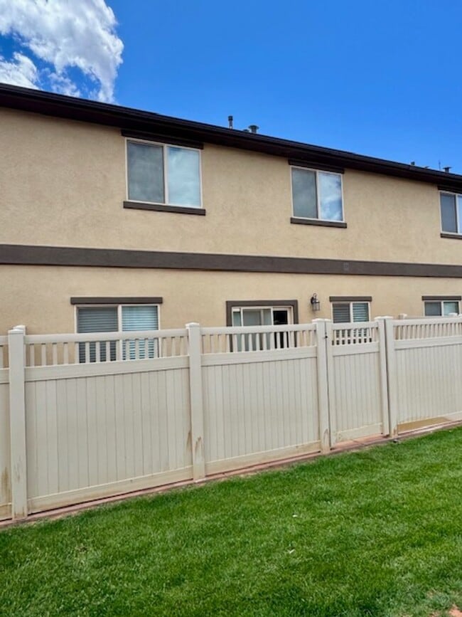 Building Photo - Blackhawk Townhome in Santa Clara