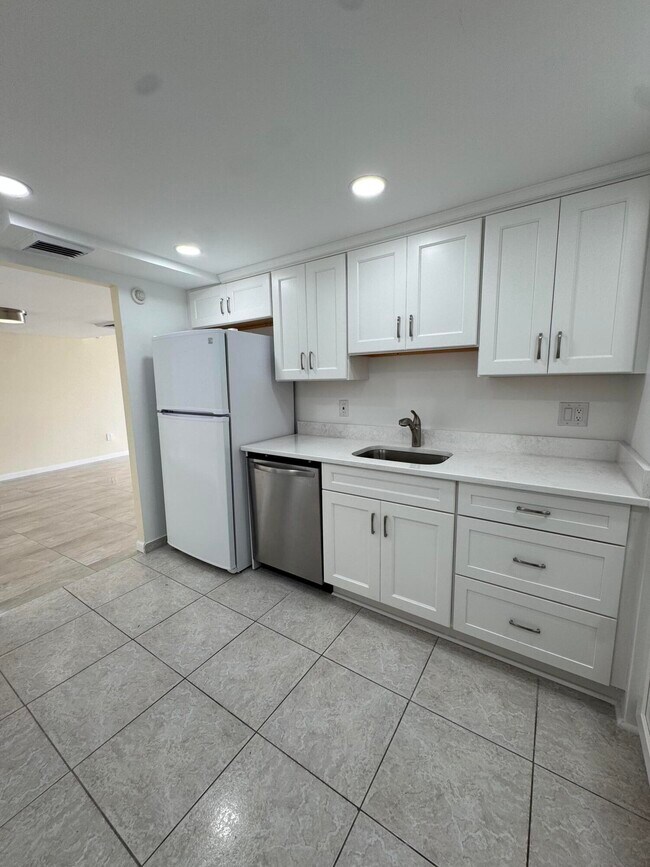 Building Photo - 5200 N Flagler Dr