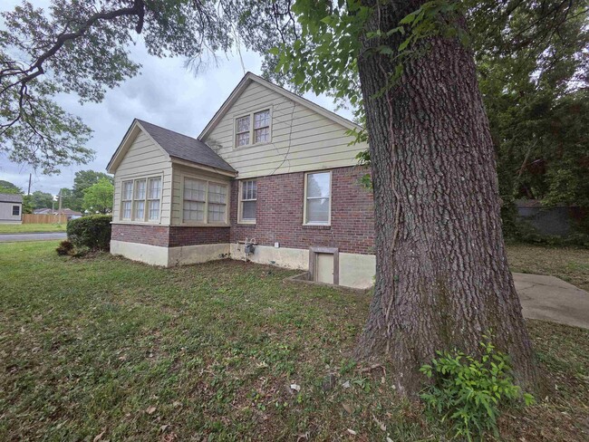 Building Photo - 983 Brower St