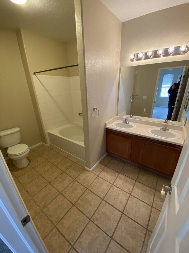 Building Photo - $500 OFF YOUR FIRST MONTHS RENT! Don't Miss This 3BR/ 2BA Condo with 1 car garage @ Creek Side In...